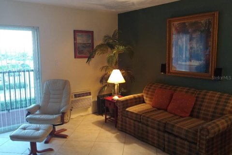 Condo in New Smyrna Beach, Florida, 1 bedroom  № 1528531 - photo 9