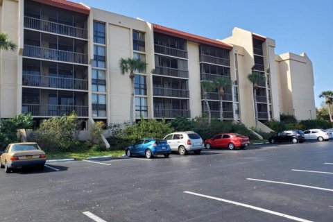 Condo in Port Charlotte, Florida, 2 bedrooms  № 1912479 - photo 1
