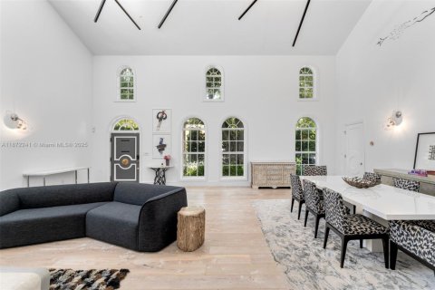 Casa en alquiler en Miami Beach, Florida, 5 dormitorios, 404.31 m2 № 1897960 - foto 1