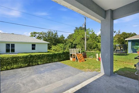 House in Punta Gorda, Florida 2 bedrooms, 102.56 sq.m. № 2422687 - photo 21