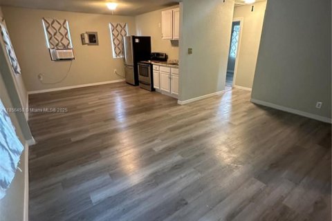 House in Sebring, Florida 2 bedrooms, 77.02 sq.m. № 1882015 - photo 2