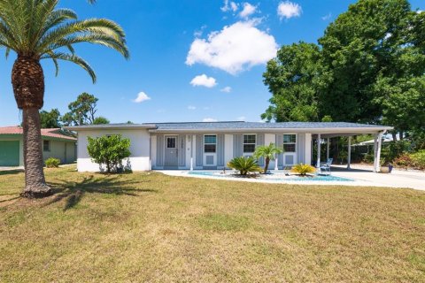 House in Port Charlotte, Florida 3 bedrooms, 135.27 sq.m. № 1906251 - photo 1