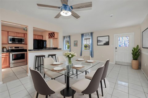 House in Port Charlotte, Florida 3 bedrooms, 135.27 sq.m. № 1906251 - photo 5