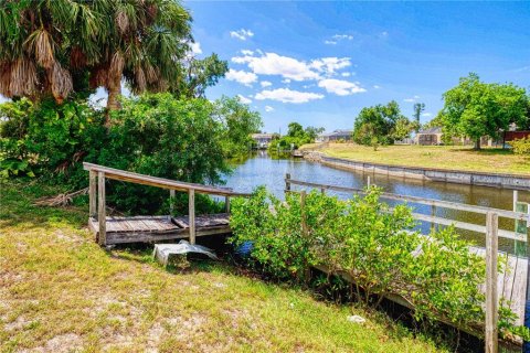 House in Port Charlotte, Florida 3 bedrooms, 135.27 sq.m. № 1906251 - photo 3