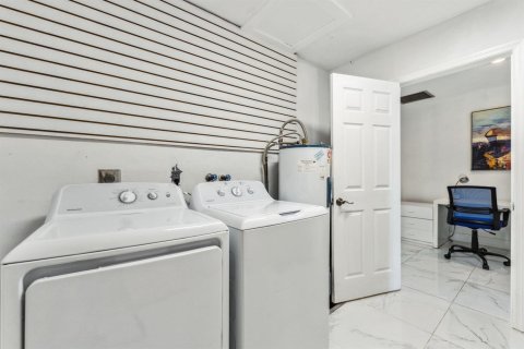 Villa ou maison à louer à Hollywood, Floride: 4 chambres, 198.9 m2 № 2261700 - photo 17
