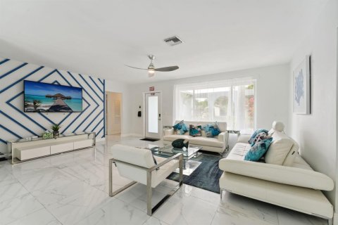 Villa ou maison à louer à Hollywood, Floride: 4 chambres, 198.9 m2 № 2261700 - photo 6