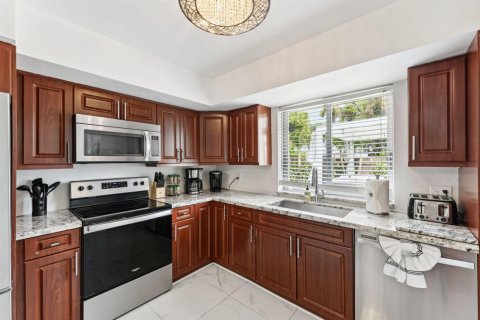 Villa ou maison à louer à Hollywood, Floride: 4 chambres, 198.9 m2 № 2261700 - photo 5