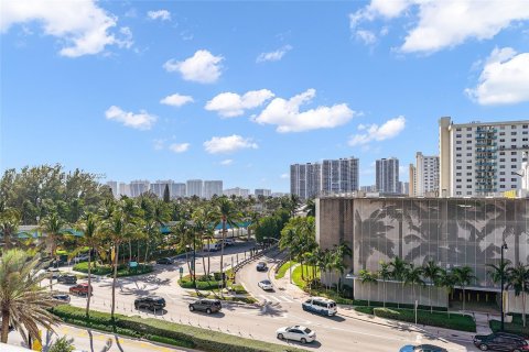 Condominio en venta en Sunny Isles Beach, Florida, 33.44 m2 № 1939577 - foto 20