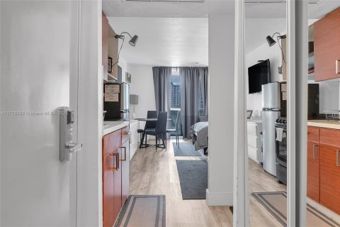 Condominio en venta en Sunny Isles Beach, Florida, 33.44 m2 № 1939577 - foto 2