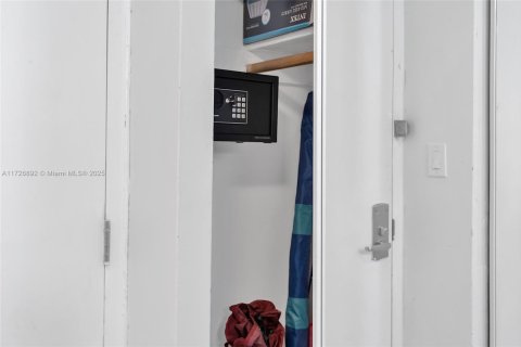 Condominio en venta en Sunny Isles Beach, Florida, 33.44 m2 № 1939577 - foto 22