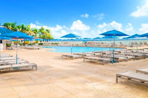 Condominio en venta en Sunny Isles Beach, Florida, 33.44 m2 № 1939577 - foto 23