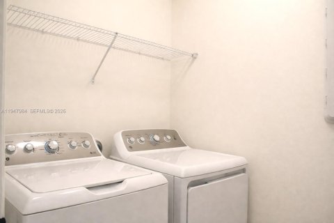 House in Westlake, Florida 3 bedrooms, 198.07 sq.m. № 2005201 - photo 9