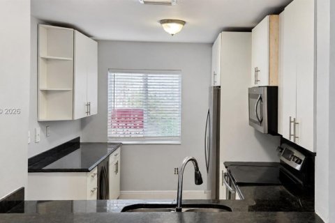 Touwnhouse à louer à Miami, Floride: 3 chambres, 122.54 m2 № 2240602 - photo 2