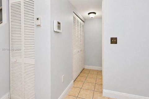 Touwnhouse à louer à Miami, Floride: 3 chambres, 122.54 m2 № 2240602 - photo 9