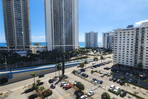 Condo in Hallandale Beach, Florida, 2 bedrooms № 2026428 - photo 2