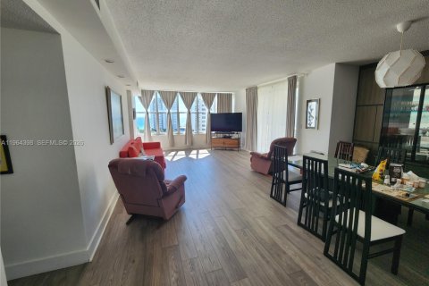 Condo in Hallandale Beach, Florida, 2 bedrooms № 2026428 - photo 5
