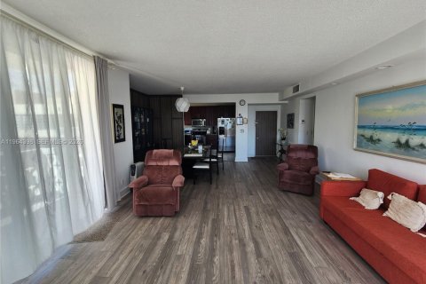 Condo in Hallandale Beach, Florida, 2 bedrooms № 2026428 - photo 7