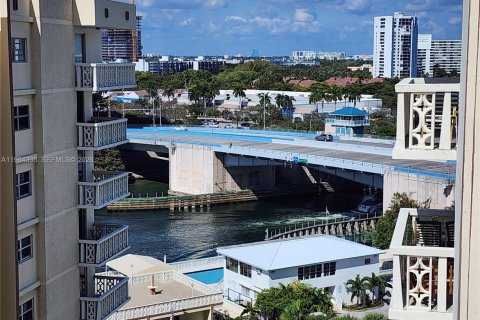 Condo in Hallandale Beach, Florida, 2 bedrooms № 2026428 - photo 13