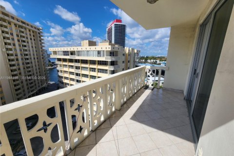 Condo in Hallandale Beach, Florida, 2 bedrooms № 2026428 - photo 12