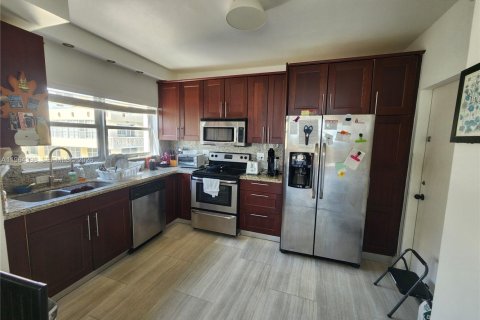 Condo in Hallandale Beach, Florida, 2 bedrooms № 2026428 - photo 9