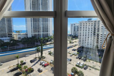 Condo in Hallandale Beach, Florida, 2 bedrooms № 2026428 - photo 10