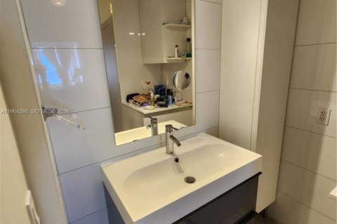 Condo in Hallandale Beach, Florida, 2 bedrooms № 2026428 - photo 19