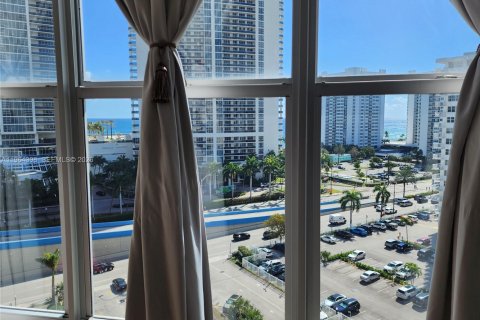 Condo in Hallandale Beach, Florida, 2 bedrooms № 2026428 - photo 11