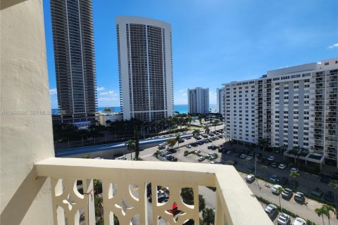 Condo in Hallandale Beach, Florida, 2 bedrooms № 2026428 - photo 3
