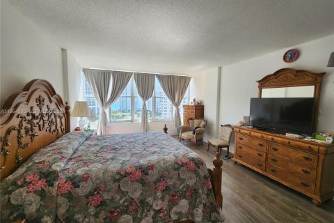 Condo in Hallandale Beach, Florida, 2 bedrooms № 2026428 - photo 17