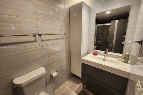 Condo in Hallandale Beach, Florida, 2 bedrooms № 2026428 - photo 15