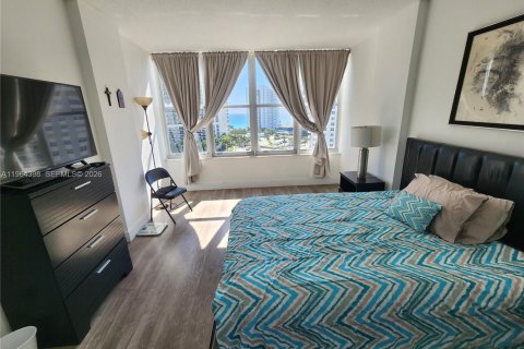 Condo in Hallandale Beach, Florida, 2 bedrooms № 2026428 - photo 14