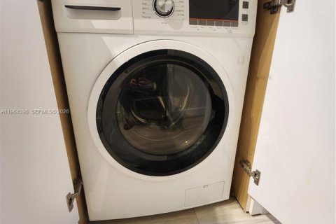 Condo in Hallandale Beach, Florida, 2 bedrooms № 2026428 - photo 21