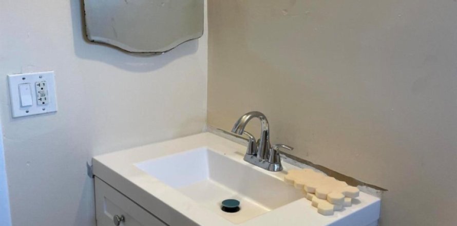 Commercial property in Fort Lauderdale, Florida 2 bedrooms, 82.68 sq.m. № 1210278