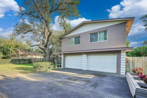 Villa ou maison à louer à Fort Lauderdale, Floride: 3 chambres, 194.82 m2 № 1955426 - photo 1