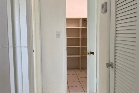 Купить кондоминиум в Холливуд, Флорида 2 спальни, 78.04м2, № 1962773 - фото 20