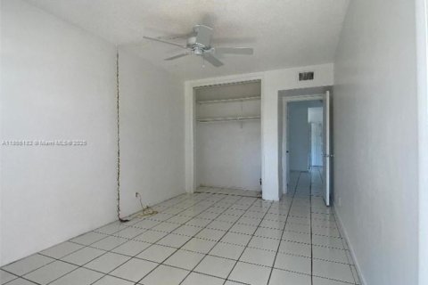 Купить кондоминиум в Холливуд, Флорида 2 спальни, 78.04м2, № 1962773 - фото 16