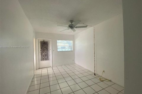 Купить кондоминиум в Холливуд, Флорида 2 спальни, 78.04м2, № 1962773 - фото 11