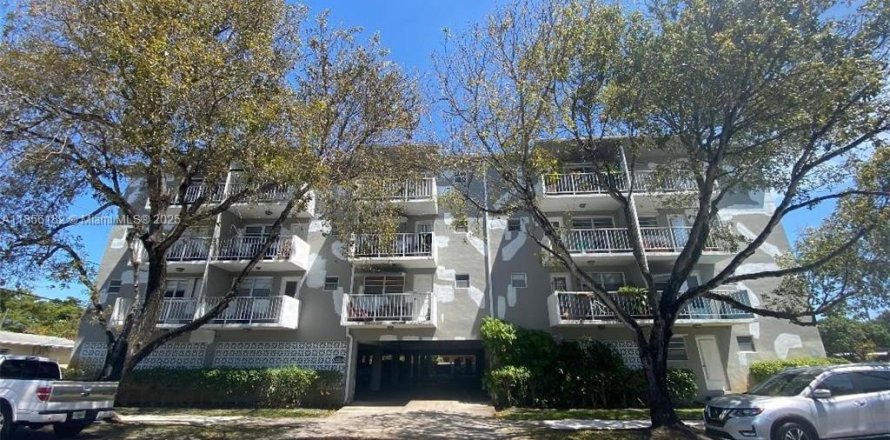 Кондоминиум с 2 спальнями в Холливуд, Флорида № 1962773