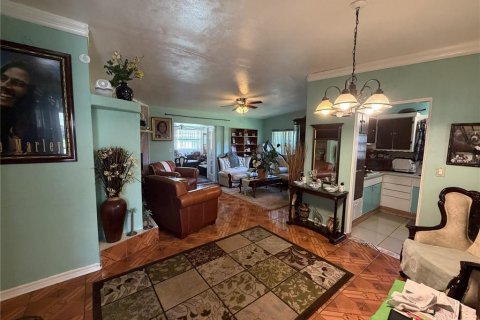 House in Orlando, Florida 3 bedrooms, 171.4 sq.m. № 2430335 - photo 2