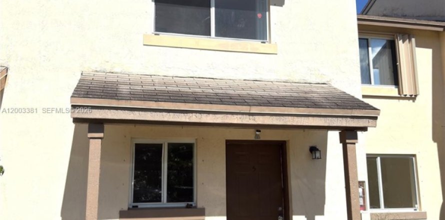 Townhouse in Miami, Florida 3 bedrooms, 93.83 sq.m. № 2069113