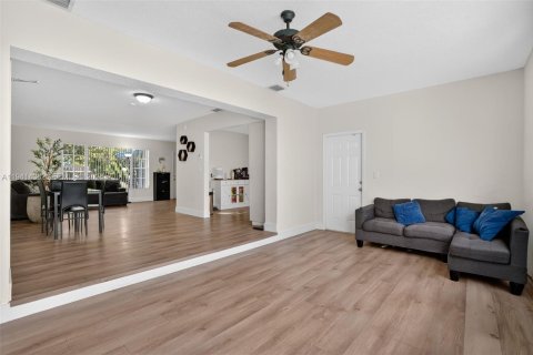 Casa en venta en Miami, Florida, 3 dormitorios, 120.96 m2 № 1999890 - foto 8