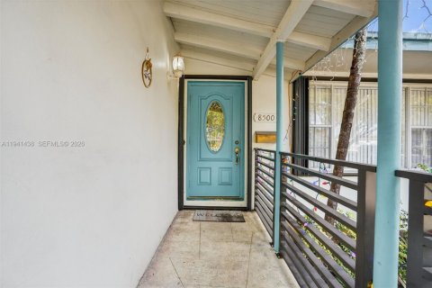 Casa en venta en Miami, Florida, 3 dormitorios, 120.96 m2 № 1999890 - foto 3