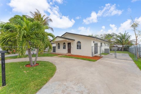 House in Miami, Florida 3 bedrooms, 132.01 sq.m. № 2060821 - photo 3