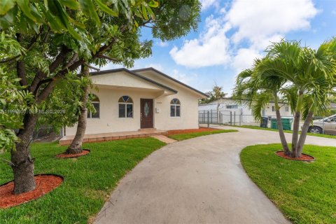 House in Miami, Florida 3 bedrooms, 132.01 sq.m. № 2060821 - photo 2