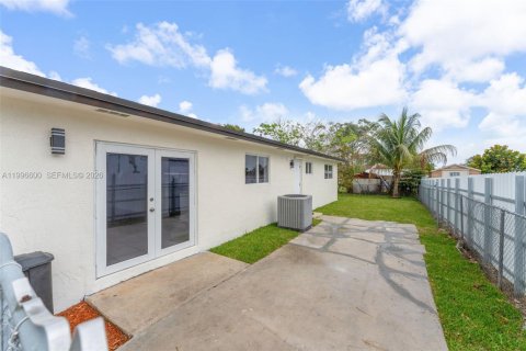 House in Miami, Florida 3 bedrooms, 132.01 sq.m. № 2060821 - photo 4