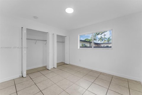 House in Miami, Florida 3 bedrooms, 132.01 sq.m. № 2060821 - photo 15