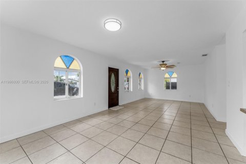 House in Miami, Florida 3 bedrooms, 132.01 sq.m. № 2060821 - photo 10