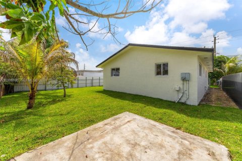 House in Miami, Florida 3 bedrooms, 132.01 sq.m. № 2060821 - photo 23
