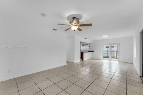 House in Miami, Florida 3 bedrooms, 132.01 sq.m. № 2060821 - photo 5