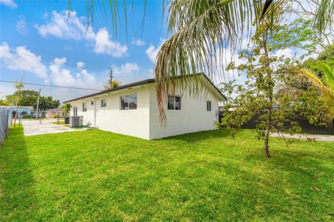 House in Miami, Florida 3 bedrooms, 132.01 sq.m. № 2060821 - photo 24